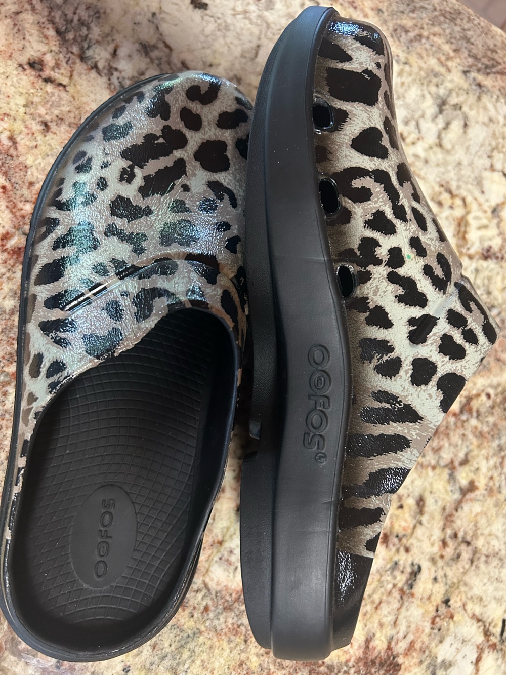 New OOFOS Unisex Leopard-Print Slip-On Clog Black & Cream Women’s 10 / Men’s 8